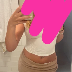 ”Beige” kjol - Bra skick! Säljs då den inte kommer till användning 💕bara att skriva vid frågor. Passar S  