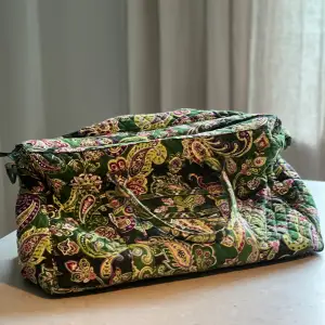 Vera Bradley väska i grönt Paisley mönster.