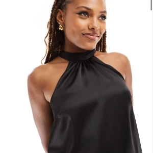 Topp - Säljer denna super snygga topp som jag använt 1 gång.  Väldigt bra skick!