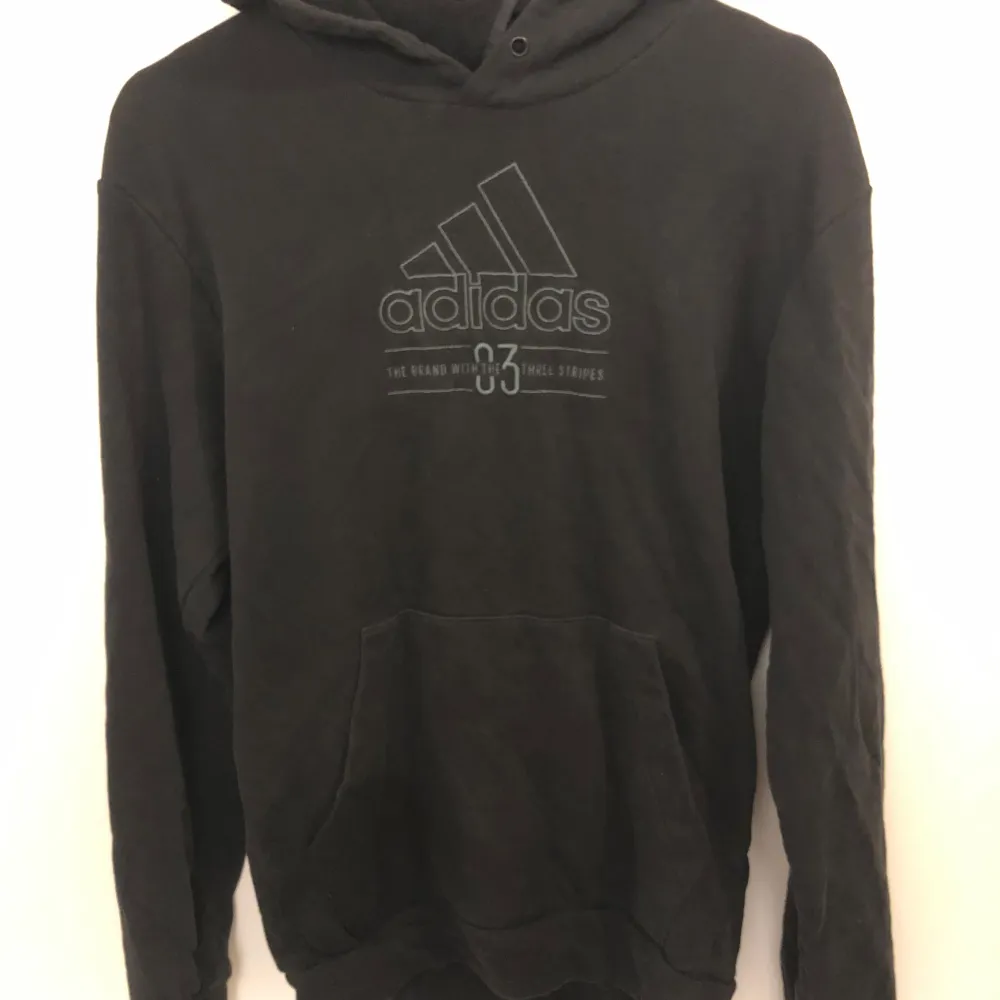 Adidas Hoodie, använt skick. Behövs endast en strykning. Storlek M.. Hoodies.