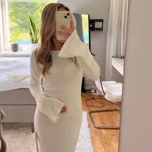 Stickad maxiklänning  - Stickad maxiklänning med slits som tyvärr inte kommer till användning, endast använd en gång. 🤍