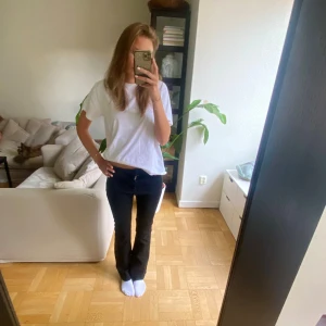 Zara jeans - Stretchiga zara jeans passar mig (172) midrise, inga fickor i fram men ”vanliga fickor” i bak. Knappt använda!!