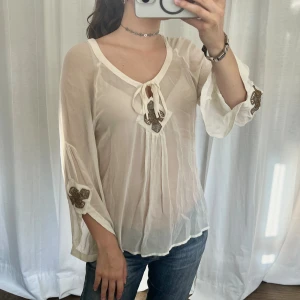 Vit blus - Vintage vit blus från Fira med kors på, 100% viskos 💕