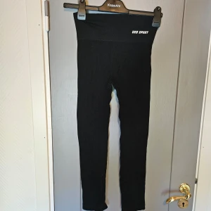 Svarta leggings från UBR Sport - Luftiga läggings. använt skick. högmidjade
