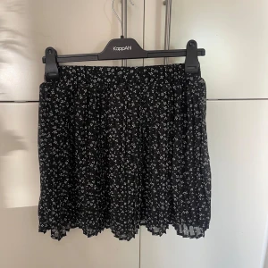 Kjol - Kort kjol i tunt och svalt material i mycket gott skick 