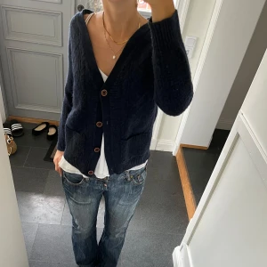 Mörkblå stickad kofta  - Mörkblå stickad kofta från Cubus i storlek M, passar även S. Fint skick. Använd gärna köp nu!