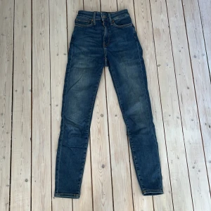 Skinny jeans - Skinny jeans från bik bok. Midjemått: 28 cm rakt över. Innerbenslängd: 68 cm