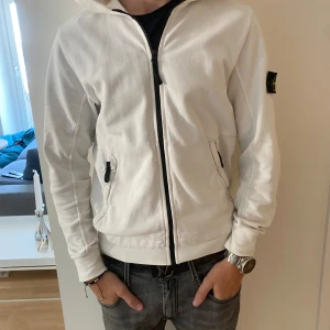 Stone Island Hoodie - Säljer nu min stone Island hoodie i strlk 174 (passar S) i bra skick, tveka inte på höra av dig om du har några frågor