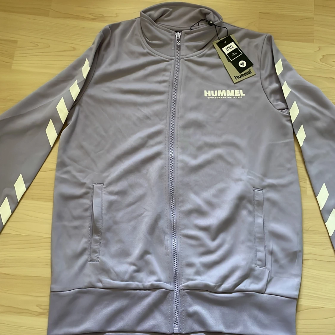 Lila träningsjacka från Hummel