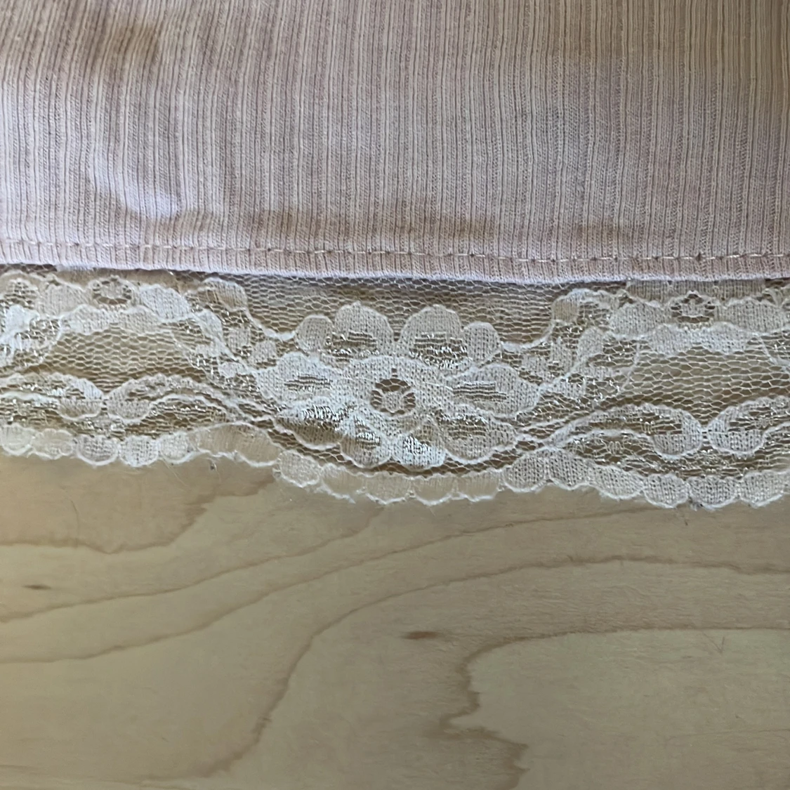 Rosa ribbad linnetopp med spetsdetaljer - 91