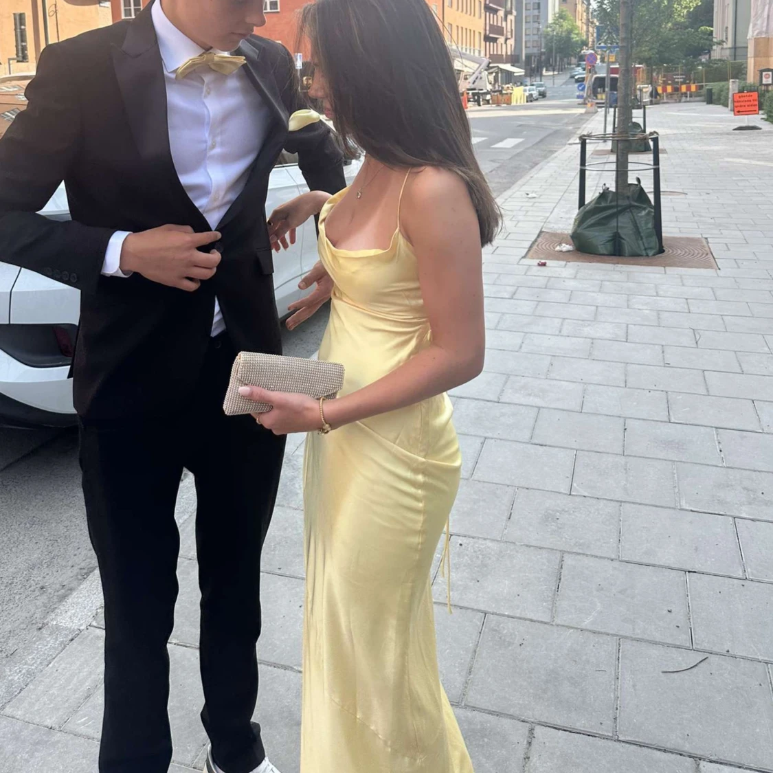 Gul sidenklänning med slits - 91