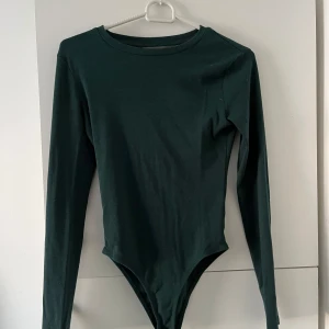 grön body  - Grön body från primark i storlek xs.