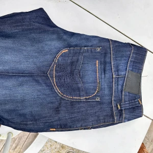Jeans i kostymmodell  - Unika vida jeans med kostymmodell, som nya. Nypris 1500
