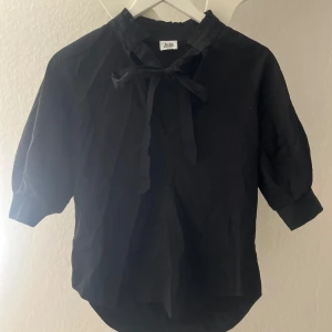 Blus med knyt - En fin blus som går att knyta. Köpt på twist and tango och har aldrig använts!!