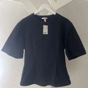  Insydd t-shirt - En insydd svart t-shirt med prislapp kvar. Ordinarie pris 359kr. ❣️
