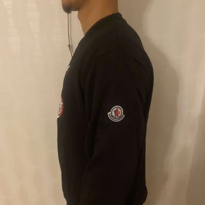 Moncler sweatshirt  - Helt ny, den är för baggy för mig, passar dom som använder storlek L. Jag använder M men den är lite för lång i armarna 