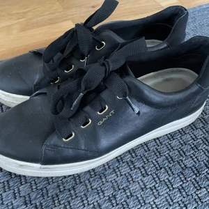 Gant  - Svarta skor från Gant i str 41. Lite slitna inne vid hälen där tyget gått upp. Se bilder för övrig beskrivning. Något liten 41:a. 