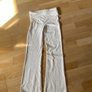 Yoga pants 146/152 ;) - Köpt i Danmark. inte använd Och tvättad💗 