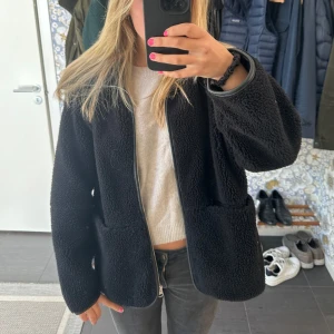 Teddy jacka arket  - Jacka från arket köpt förra året för 1600kr, jättebra skick 