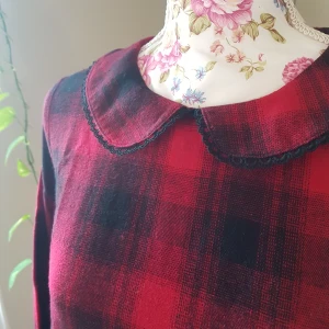 Flanellblus/-tröja med krage & picot - Använd en gång. Peter Pan-krage och söta picot-kanter. Flanell-aktigt, rutigt bomullstyg (slätt och tunnare). ~ STOR rensning i min shop ~ Välj 5 för 100kr oavsett pris, skicka medd/lämna som prisförslag (gäller där det står) ~