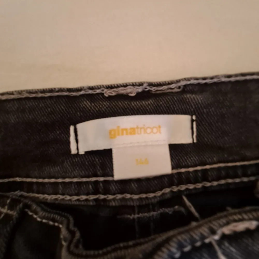 St 146 helt nya svarta jeans från gina tricot. Jeans & Byxor.