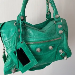 City bag - En vintage city bag i grönt läder, spegel och långt axelband ingår! Väskan är i toppen skick. Av min vetskap så ska den vara en äkta Balenciaga city bag men den har ej genomgott någon authenticaton eftersom en den är köpt secondhand i Frankrike☺️