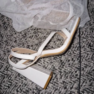 Vita klackar  - Storlek 37, säljer för 85kr