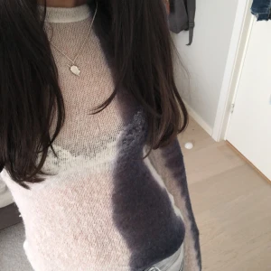 Weekday stickad tröja💕 - Säljer en jättefin stickad weekday tröja i strlk xs!💕💕 den är lite nopprig men ingenting som märks😁 skriv till mig om ni har några frågor eller funderingar!💕