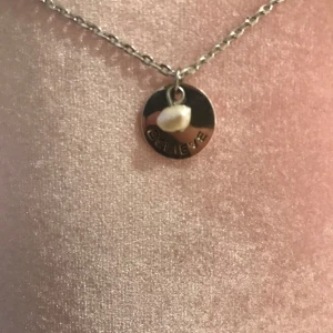 Believe halsband  - Ett jätte fint halsband🥰 på halsbandet står det Believe på med en jätte fin kristall😍 nypris 100kr För fler bilder kontakta mig privat🥰 Priset kan diskuteras ❤️🥰