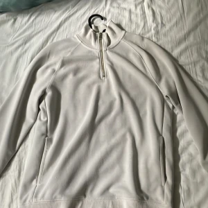 Vit wuarter zip tröja - Quarter zip tröja i storleken M skick 9/10 inge defekter eller skador