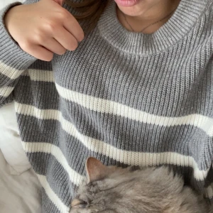 Grå stickad tröja med vita ränder  - SJUKT SNYGG stickad tröja från H&M