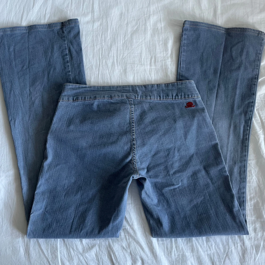 Bootcut 2000s jeans med röda detaljer! - 90