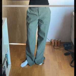 lågmidjade kostymbyxor - fina lågmidjade kostymbyxor från urban outfitters 🩷 säljes då dem tyvärr är lite långa