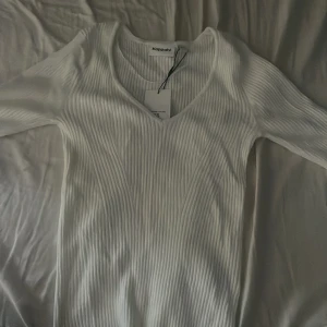 Trekvartsarmad tröja från Kappahl  - Säljer denna omvända jätte fina tröja då den va för liten för mig!! Från Kappahl💞💞