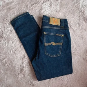Nudie Jeans - Mörkblå nudie jeans i modell Lean dean som är eftertraktade slim fit. köptes för 1400 kronor men säljs för 599 kronor. Hör av er vid fler frågor