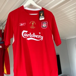 Legendarisk Liverpool tröja från säsongen 04/05 - Liverpool tröja med Gerrard på ryggen från säsongen 04/05 när miraklet i Istanbul skedde  Priset är inte hugget i sten   Oänvänd 