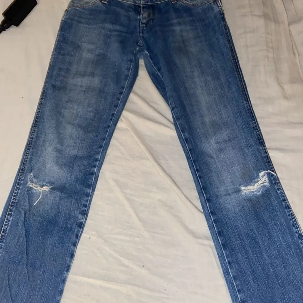 Hej säljer ett par jätte fina Lågmidjade jeans från wrangler i storlek M men skulle säga S Midjemått rakt över- 37-38cm  Innebenlängd- 80-81 cm Hela längden- 102 cm Passar mig bra i längden som är 167, pris går att diskutera och vid frågor hör av er💕. Jeans & Byxor.