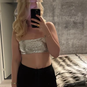 Topp - Väldigt fin fest topp, glittrig med paljetter Skriv för fler bilder🤍