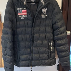 Jacka - Säljer en jätte fin jacka från poloclub. Den är sparsamt använd.