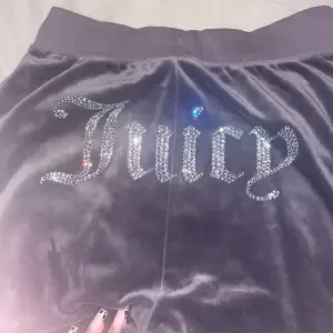 Säljer nu mina oanvända rhinestone juicy couture byxor i storlek S i färgen lila. Jag fick dem i present och har ännu inte använt dem, så dem är som nya. Säljer dem för 500kr men priset kan diskuteras, hör gärna av er via frågor