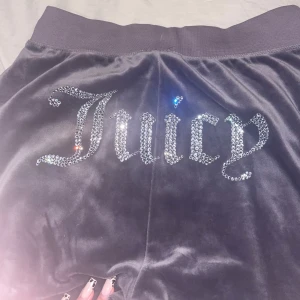Rhinestone juicy couture byxor  - Säljer nu mina oanvända rhinestone juicy couture byxor i storlek S i färgen lila. Jag fick dem i present och har ännu inte använt dem, så dem är som nya. Säljer dem för 500kr men priset kan diskuteras, hör gärna av er via frågor