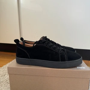 christian louboutin (A-kopior) - Ett par svarta christian louboutins (A-kopior) utan spikat i storlek 42 använda ett par gånger. Pris kan diskuteras 