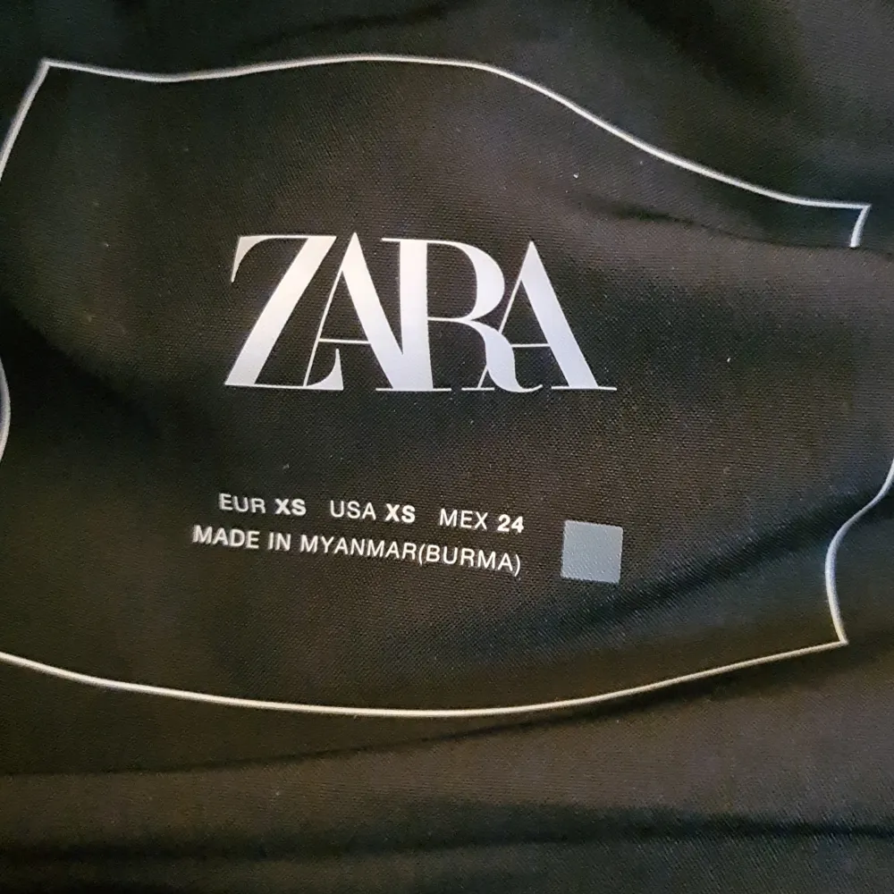 En zara vest i storlek Xs. Är i jättebra skick och har nästan aldrig använts.. Takit.