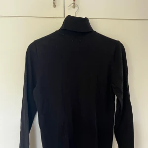 Svart polotröja S - Storlek S slim fit HM Mycket bra skick 