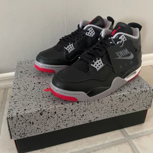 Jordan 4 bred reimagined - Aldrig använda! Kvitto och box medföljer