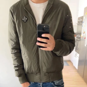 J.lindeberg jacka, kan veckla in ut - Säljer den J.linderberg jacka, nypris 2000, nyskick. Går att vända ut och i, det är samma jacka som jag har vänt ut och in på andra bilden. !!!den passar 170-185!!!