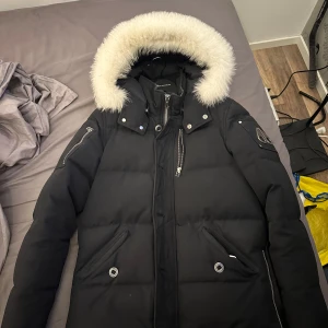 Moose knuckles jacka - Säljer nu min Moose knuckles jacka då jag är ute efter något nytt. Cond 8/10 Fortfarande i mycket fint skick. Priset kan man såklart diskutera. Den är i storlek S men passar även M. Vid fler frågor är det bara att skriva! (Använd en vinter)❗️