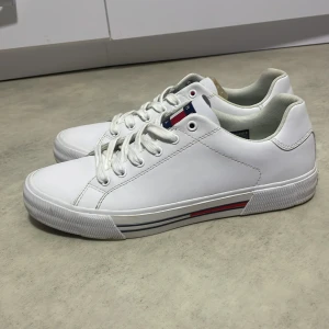 TOMMY HILFIGER  - Säljer skorna eftersom jag inte använder dem har använt skorna Max 1-2 gånger skorna är äkta och i fint skick storlek 41