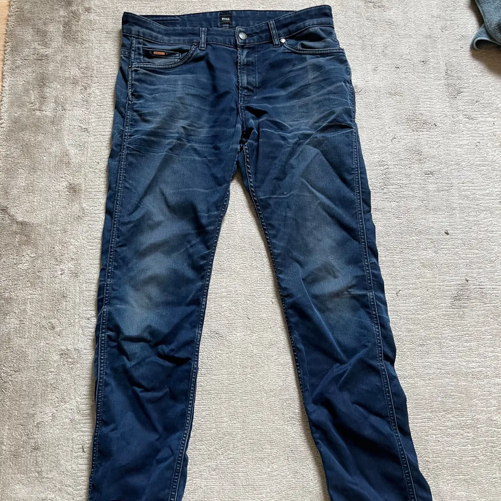 Säljer dessa Hugo boss jeans i storlek 32:34. Litet hål på baksidan . Jeans & Byxor.