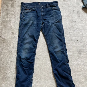 Hugo boss jeans - Säljer dessa Hugo boss jeans i storlek 32:34. Litet hål på baksidan 